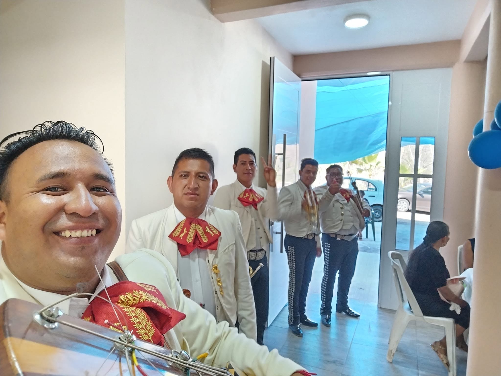 Compañerismo y energía de los músicos de Mariachi Juvenil Azteca antes de comenzar.