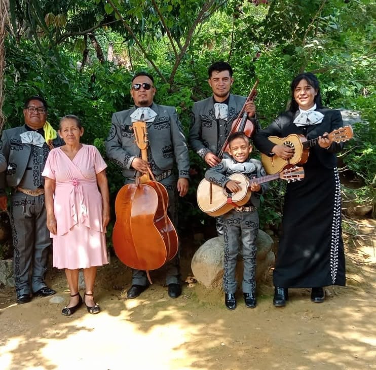 Mariachi Juvenil Azteca acompañando a una festejada especial en su homenaje familiar.