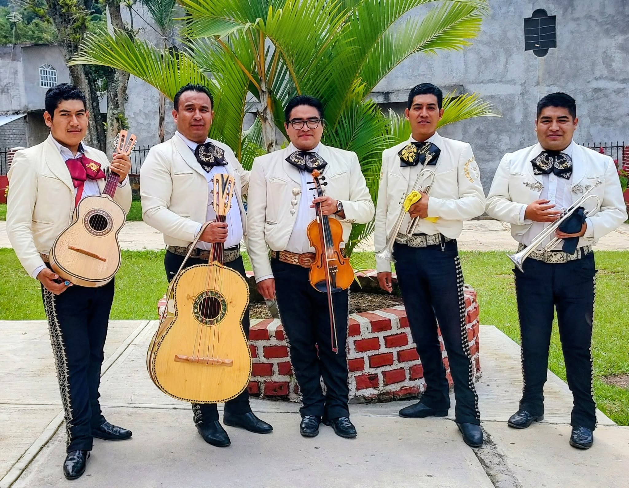 Integrantes de Mariachi Juvenil Azteca en Toluca con traje charro de gala e instrumentos musicales tradicionales.