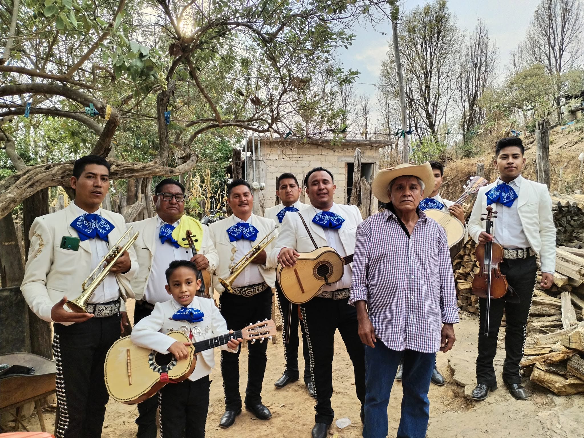 Músicos de Mariachi Juvenil Azteca compartiendo el festejo con el organizador del evento.